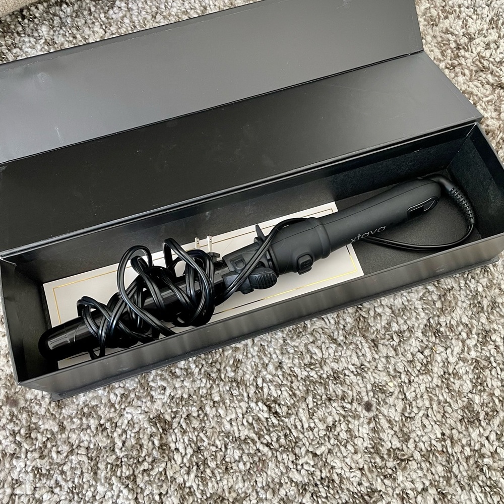 Xtava self rotating curling iron